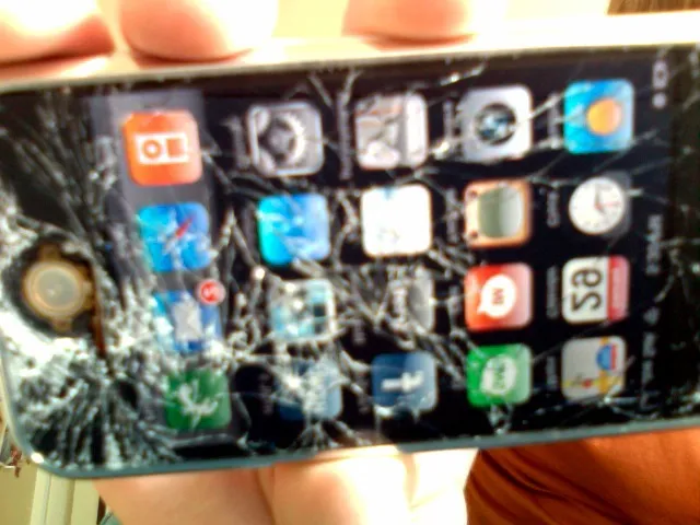 broken-iphone Broken iPhone