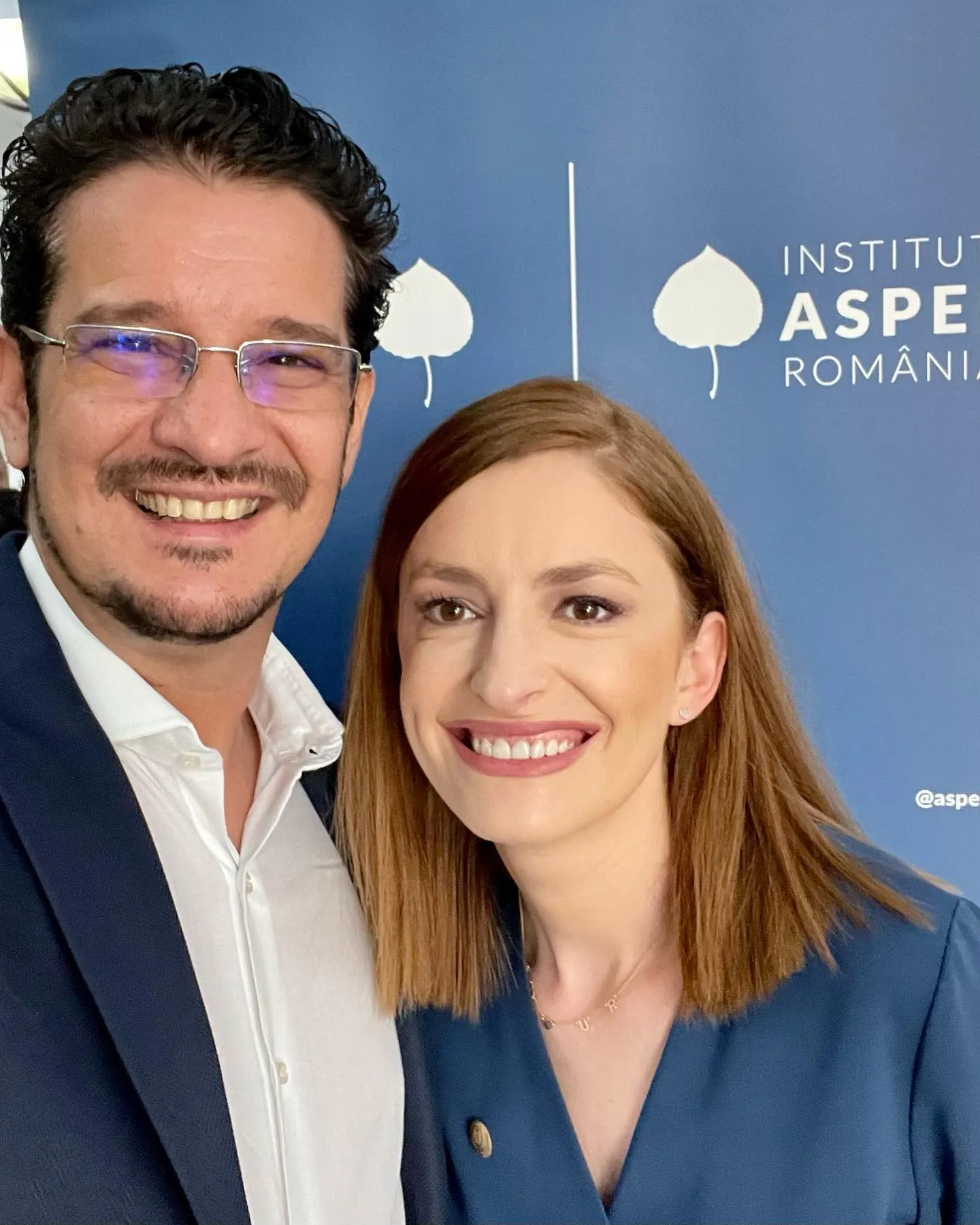 Sebastian Cochinescu takes a selfie with a woman at an Aspen Institute Romania event.