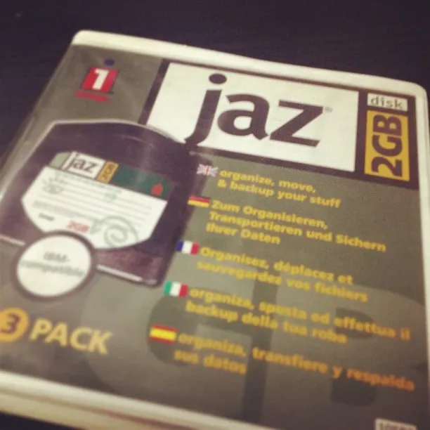Pachet cu discuri Iomega Jaz de 2GB pe o suprafață întunecată