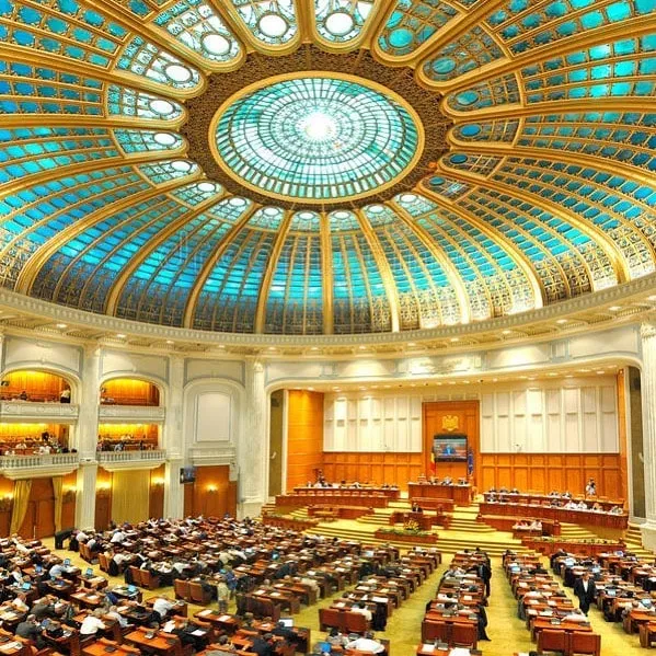 The Romanian Senate chamber appears beneath an ornate turquoise-and-gold glass dome.