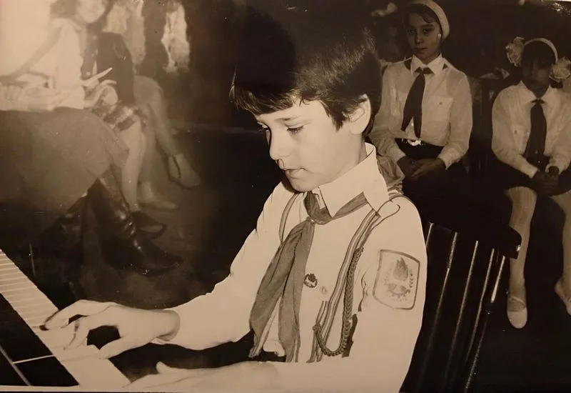 Sebastian Cochinescu playing the piano
